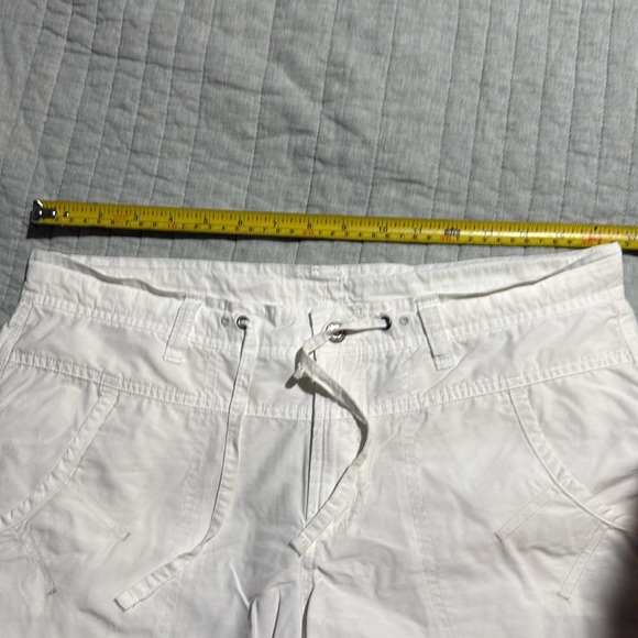 White Columbia Cargo Shorts with Cute Details - Picture 8 of 9